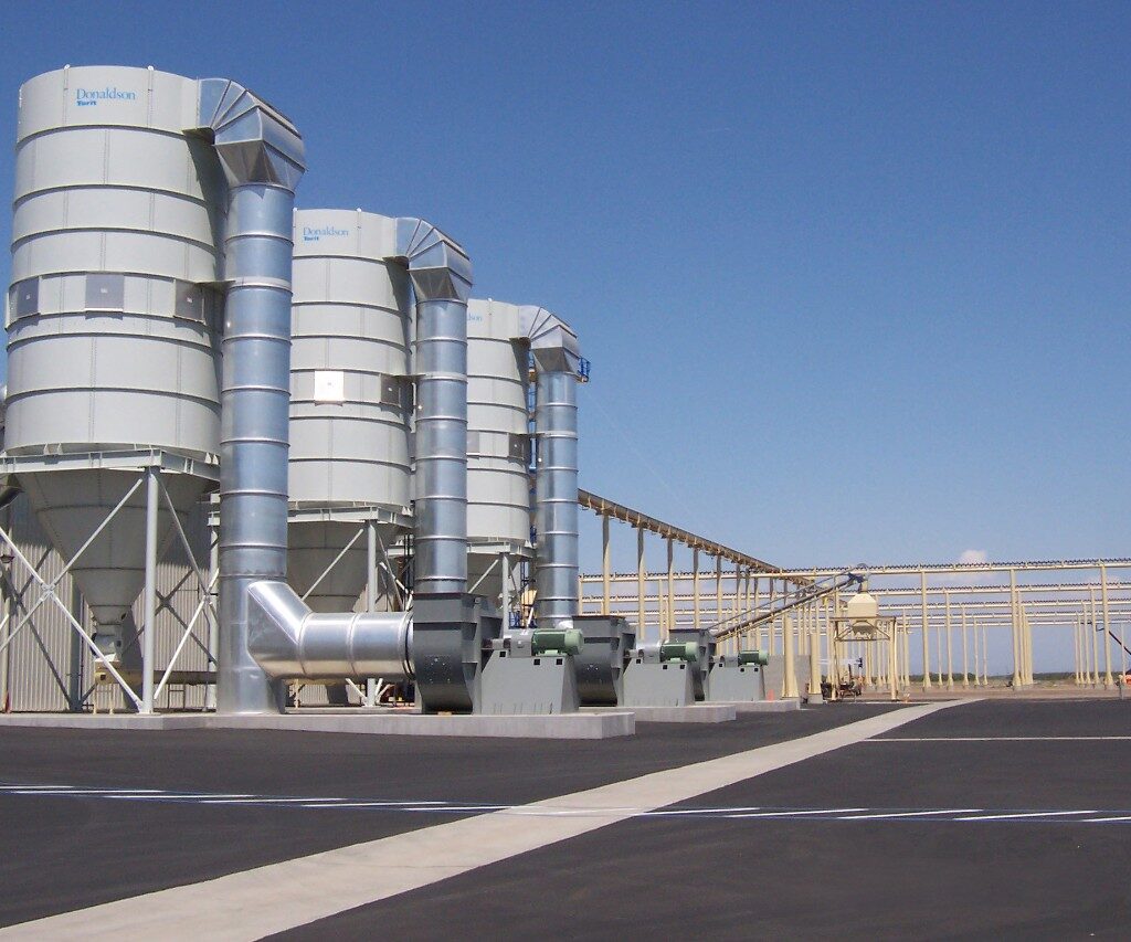 Dust collector outside factory | AIRPLUS Industrial