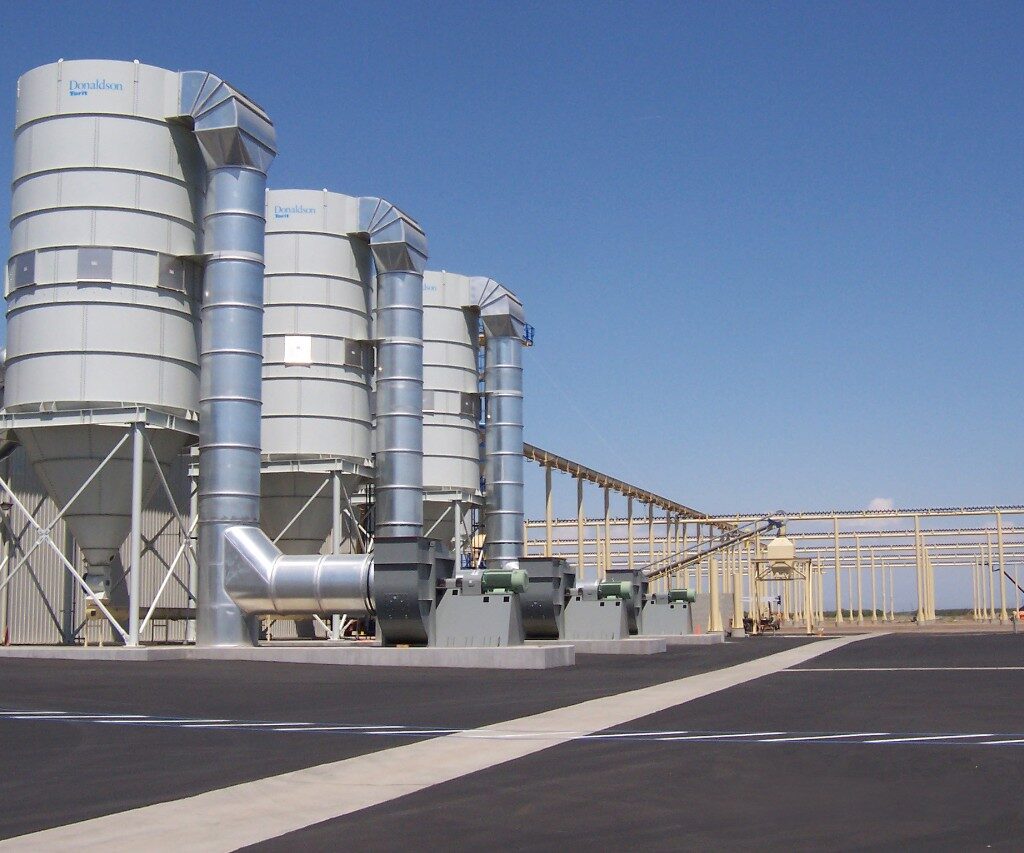 Dust collector outside factory | AIRPLUS Industrial